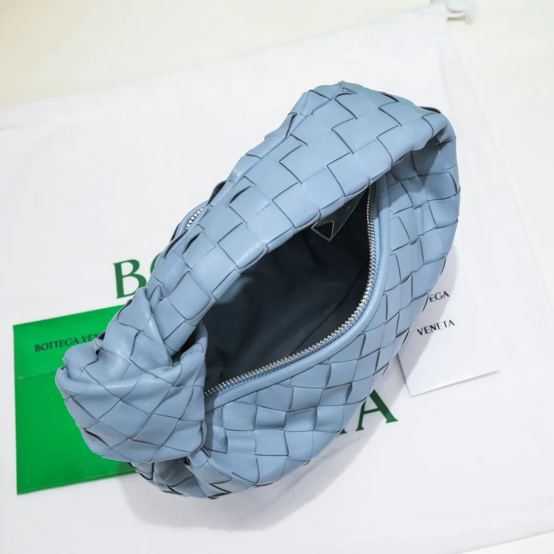 Batch 1120 small size haze blue 🔻BV Bottega Veneta's new early spring women's MINI JODIE handbag BV bag 🔥The new method is to round the corners on the original basis and knot the round hobo bag with classic woven leather. The most iconic triangular pull-out design, using sheepskin draped soft shape, is super suitable for concave shapes~ Jodie feels really gentle to people, and is definitely the best item for daily matching. It has the same weave, new elements and twists, is compact and versatile, and is the new favorite of street style Internet celebrities! Dimensions: 23x28x8 Model: 6699-1